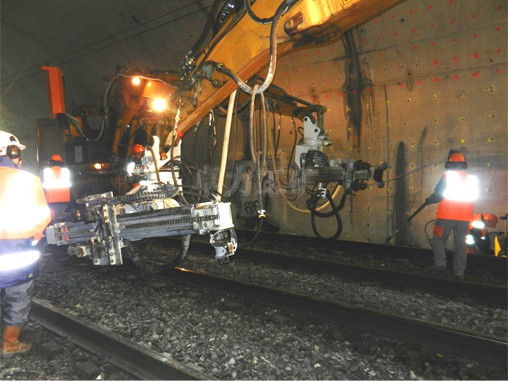 挖改錨桿鉆車施工于法國鐵路隧道（意大利）